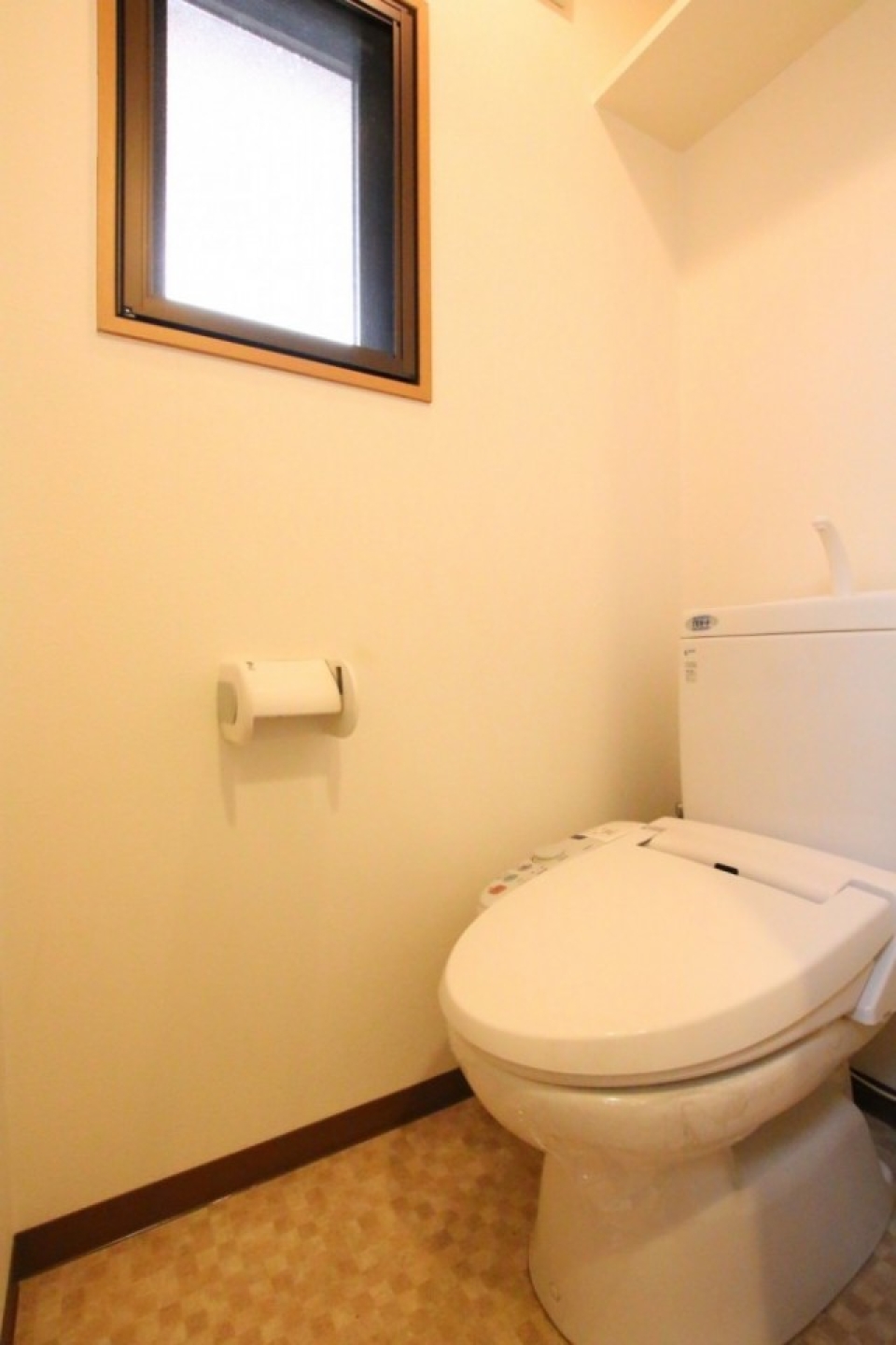 トイレに窓があるので明るいです。