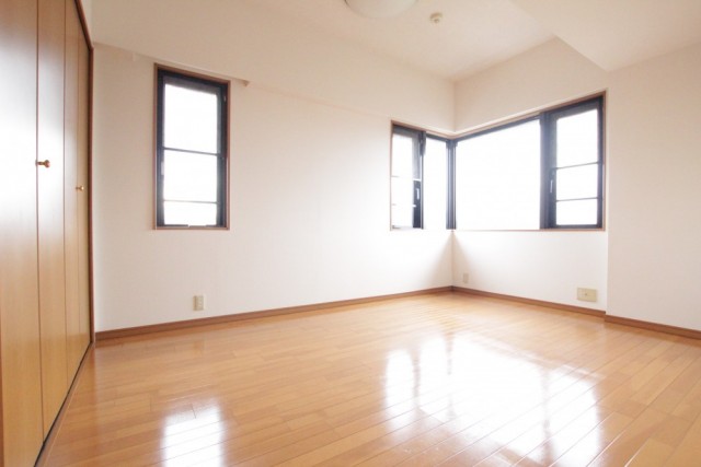 唯一バルコニーがないお部屋でも窓が2面に。