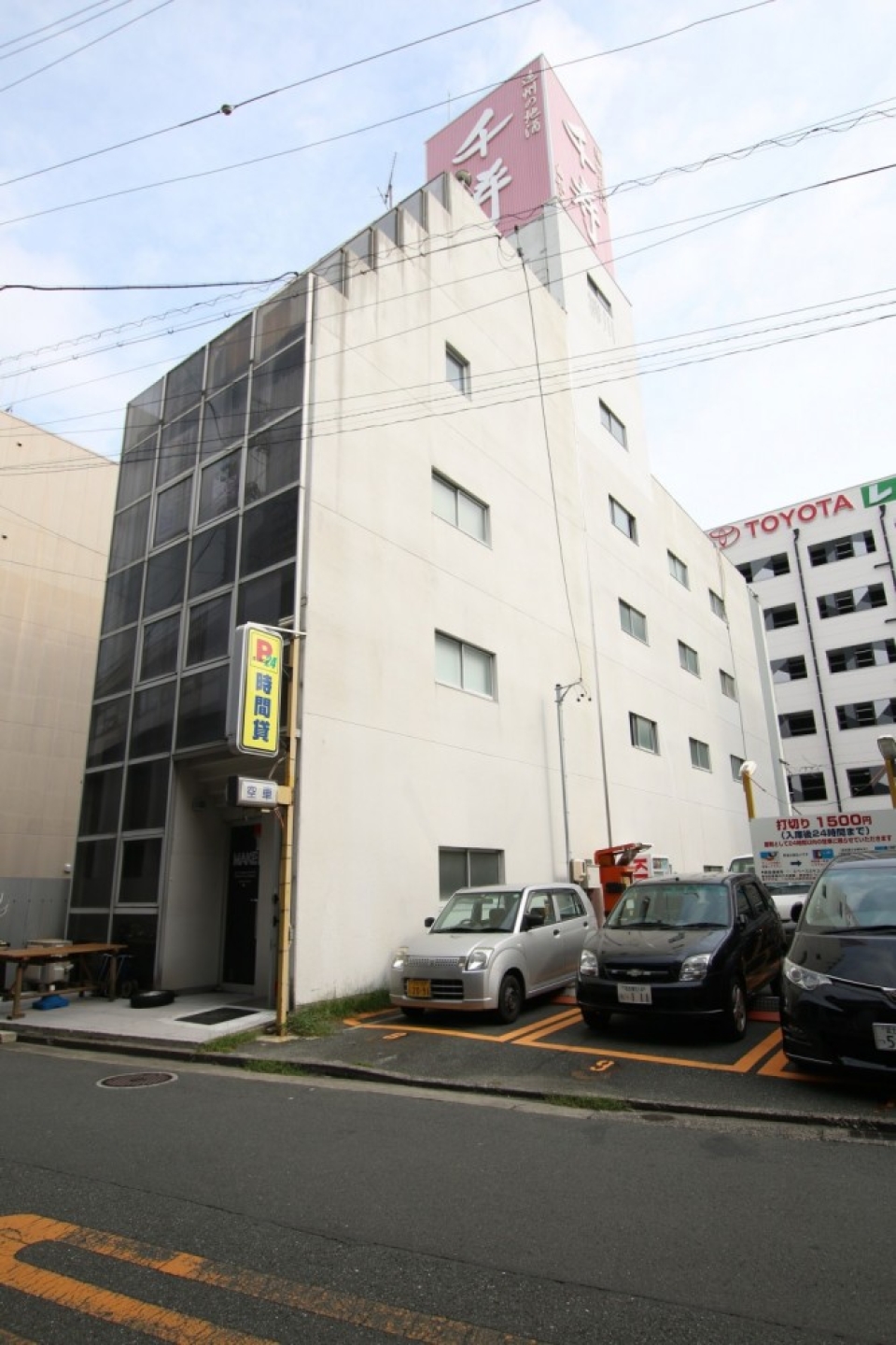 ビル全体はこんな感じ。新幹線からもこの看板は見えるはず。