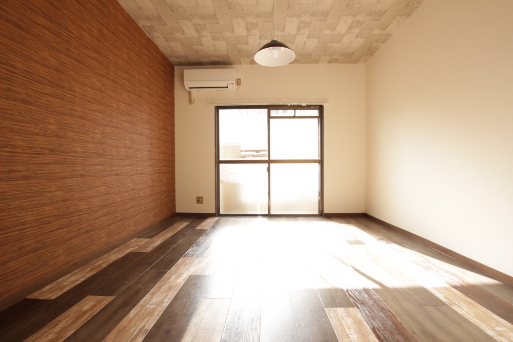 シンプルに"WOOD調"。