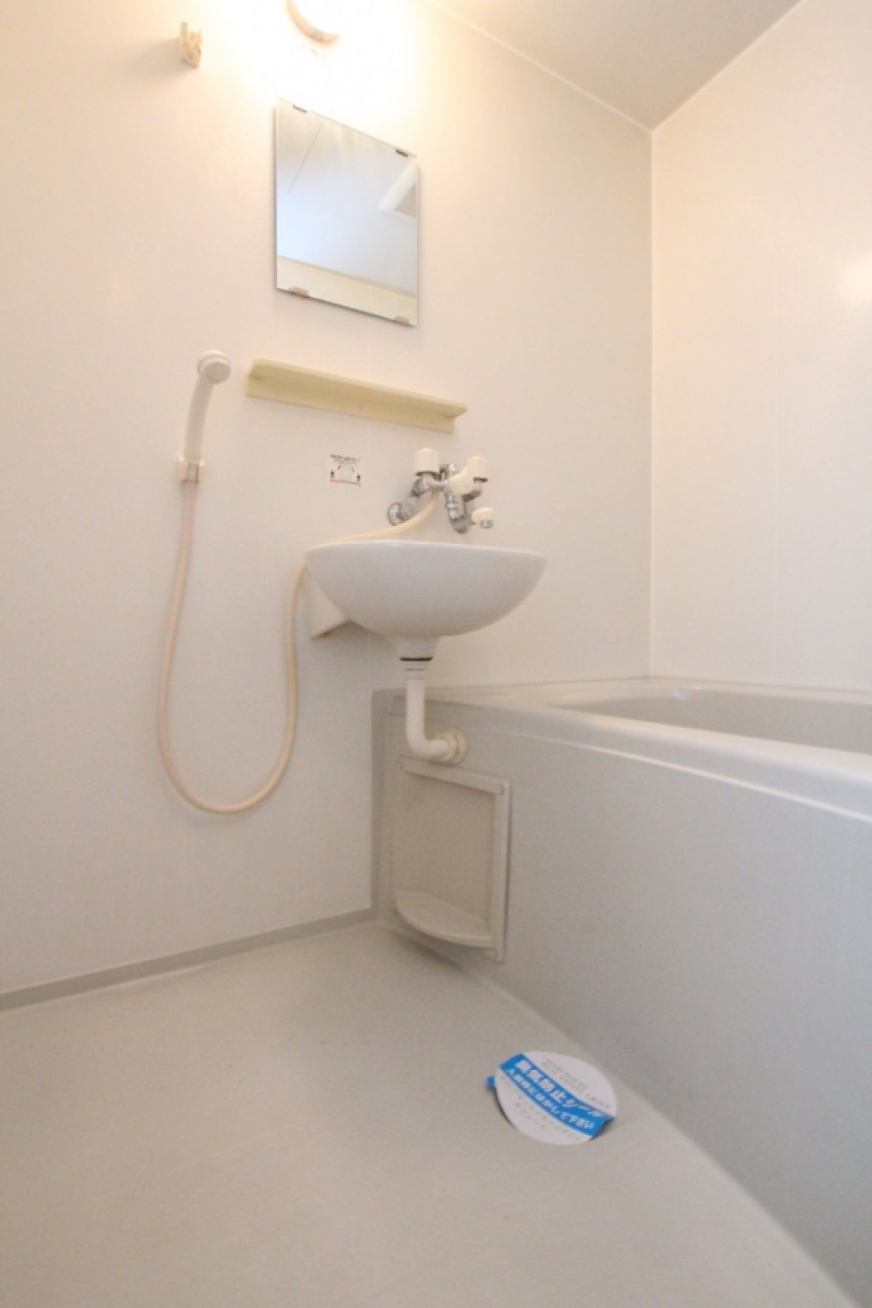洗面台がお風呂にあるタイプのお部屋です。