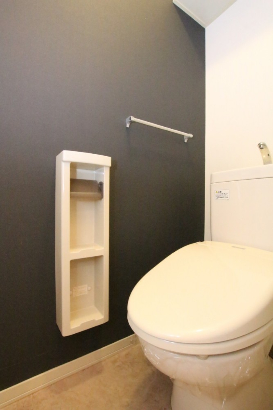 トイレもアクセントウォールで落ち着いた空間に