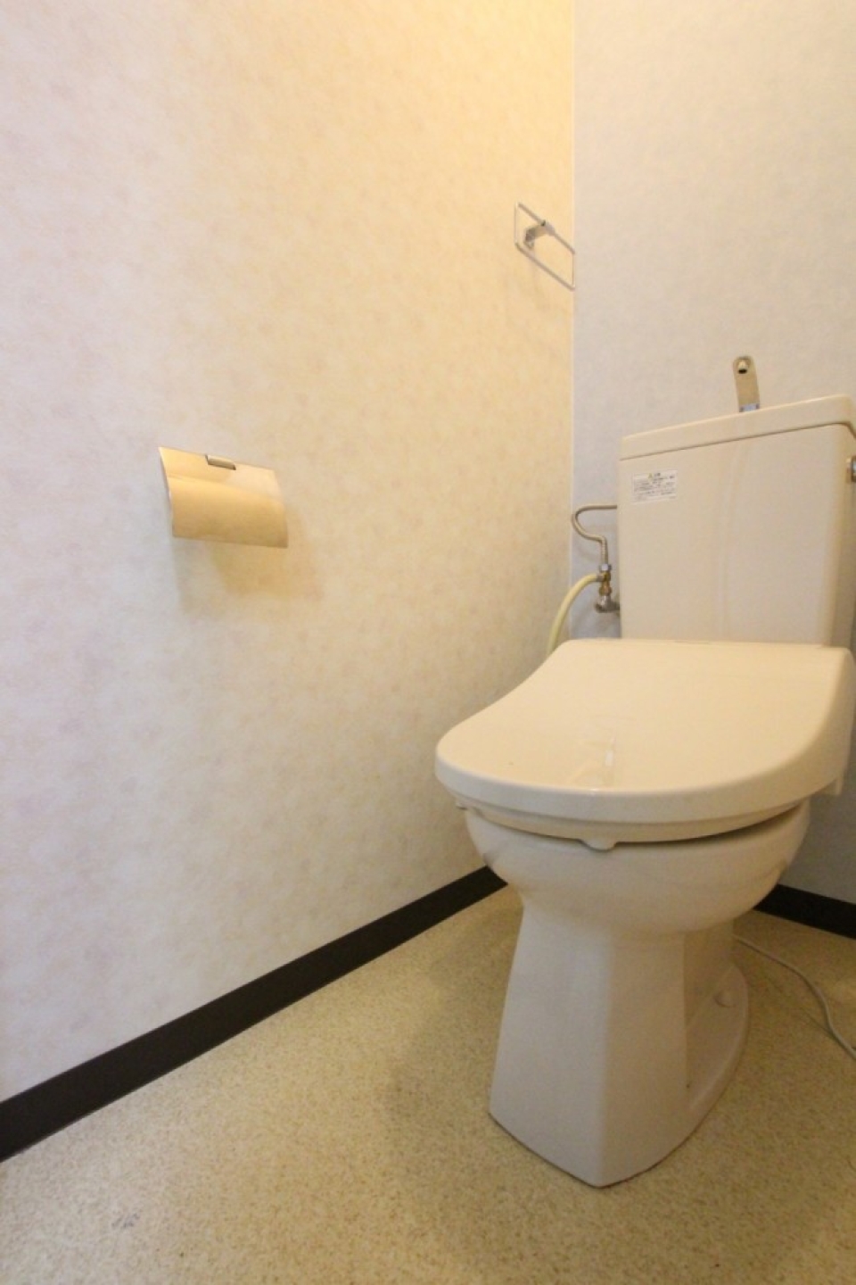 トイレにはウォシュレット付き。
