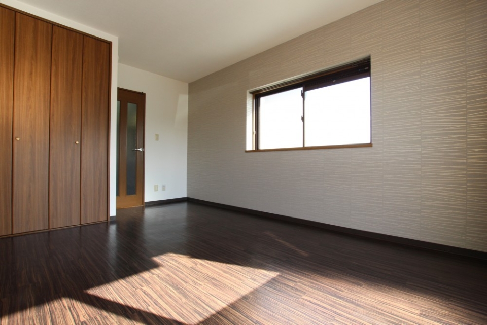 床はダークブラウンでシックなデザイン。建具の色合いがも統一感ある。