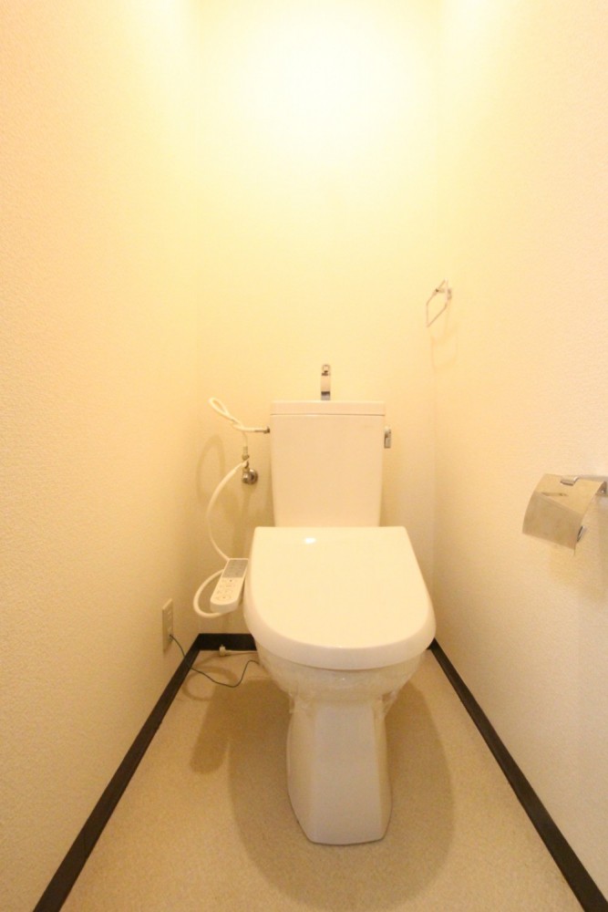 トイレはシャワートイレ付き。