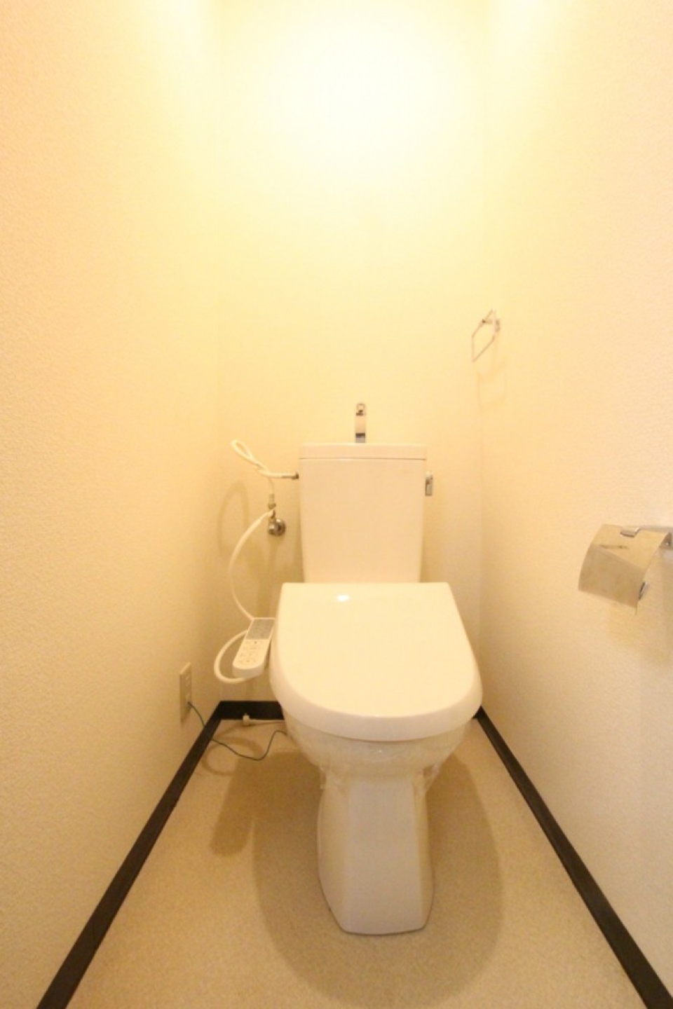トイレはシャワートイレ付き。