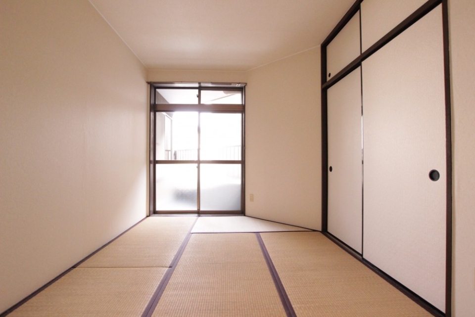 5.88帖の変形和室。畳がよく収まっている。