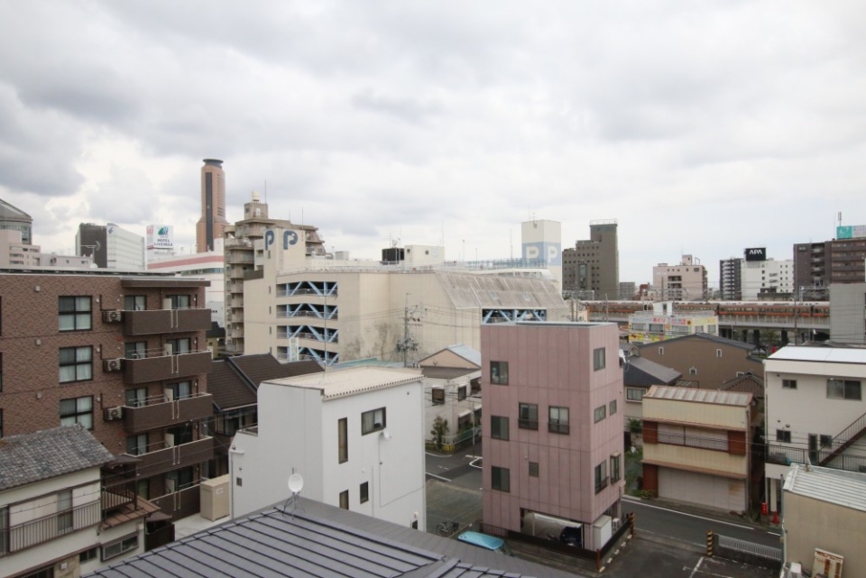 共有通路からは新幹線が目の前に。そのぐらい中心街。