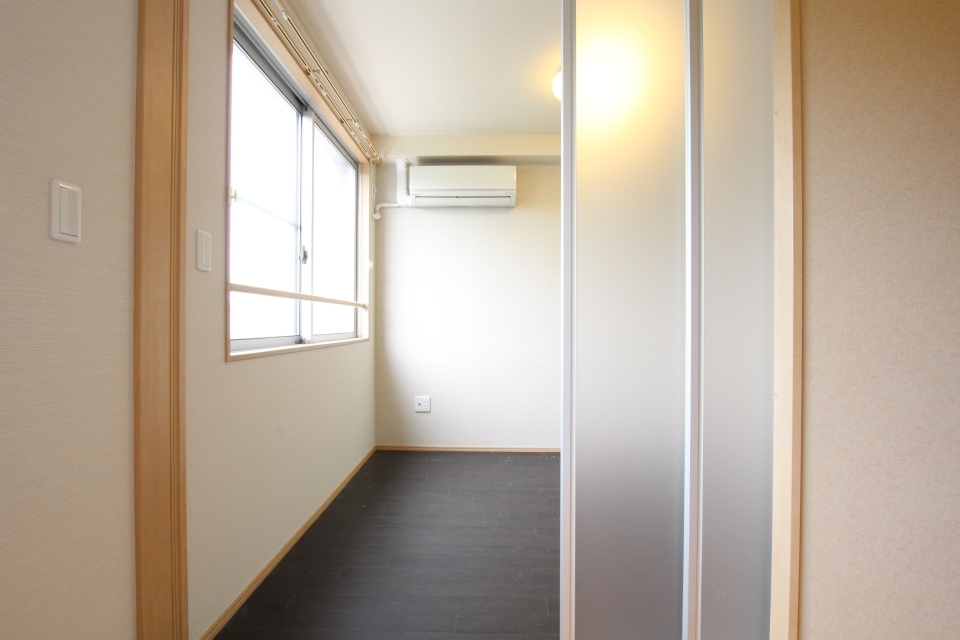 土間から続く洋室はLDKから独立した位置にあり、趣味部屋に最適！
