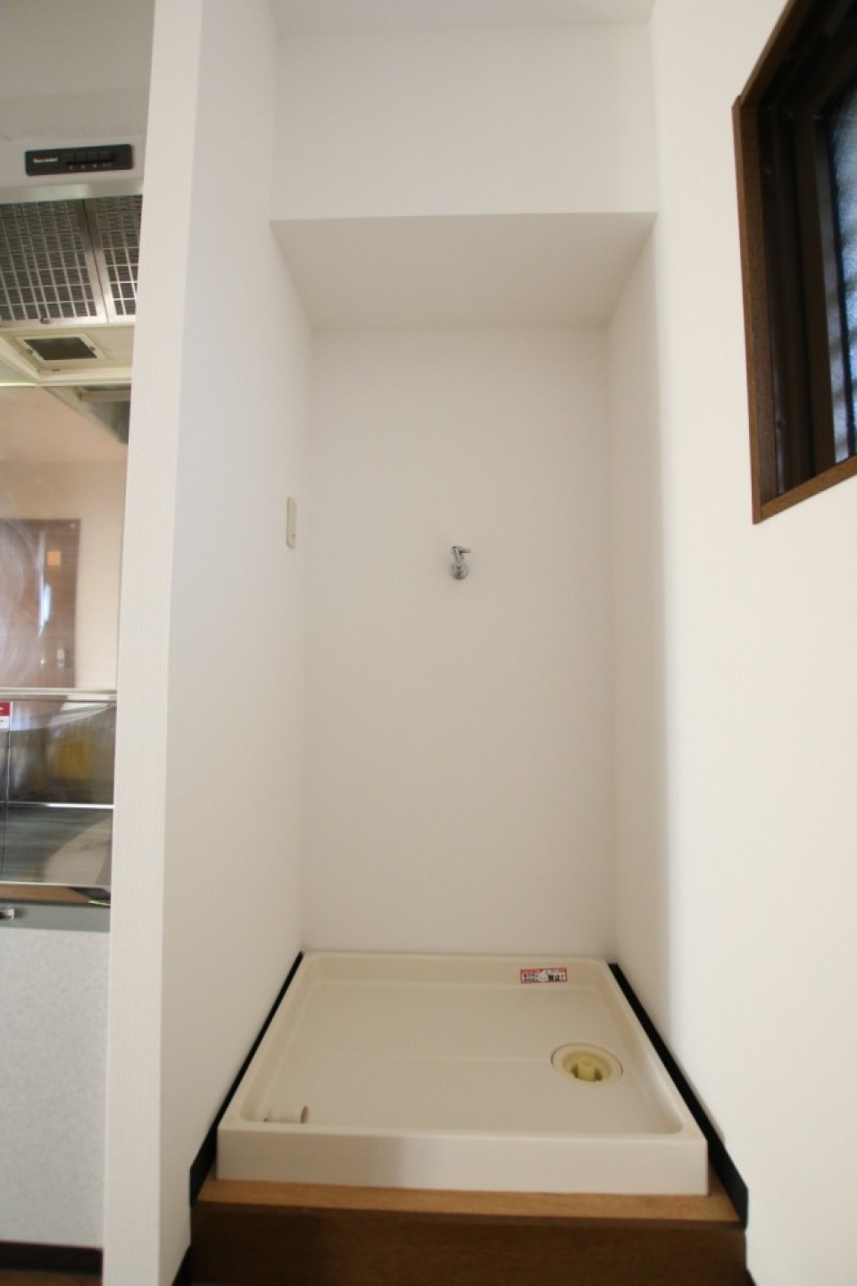 キッチンの横に洗濯置き場。DKは右上の窓一つ・・
