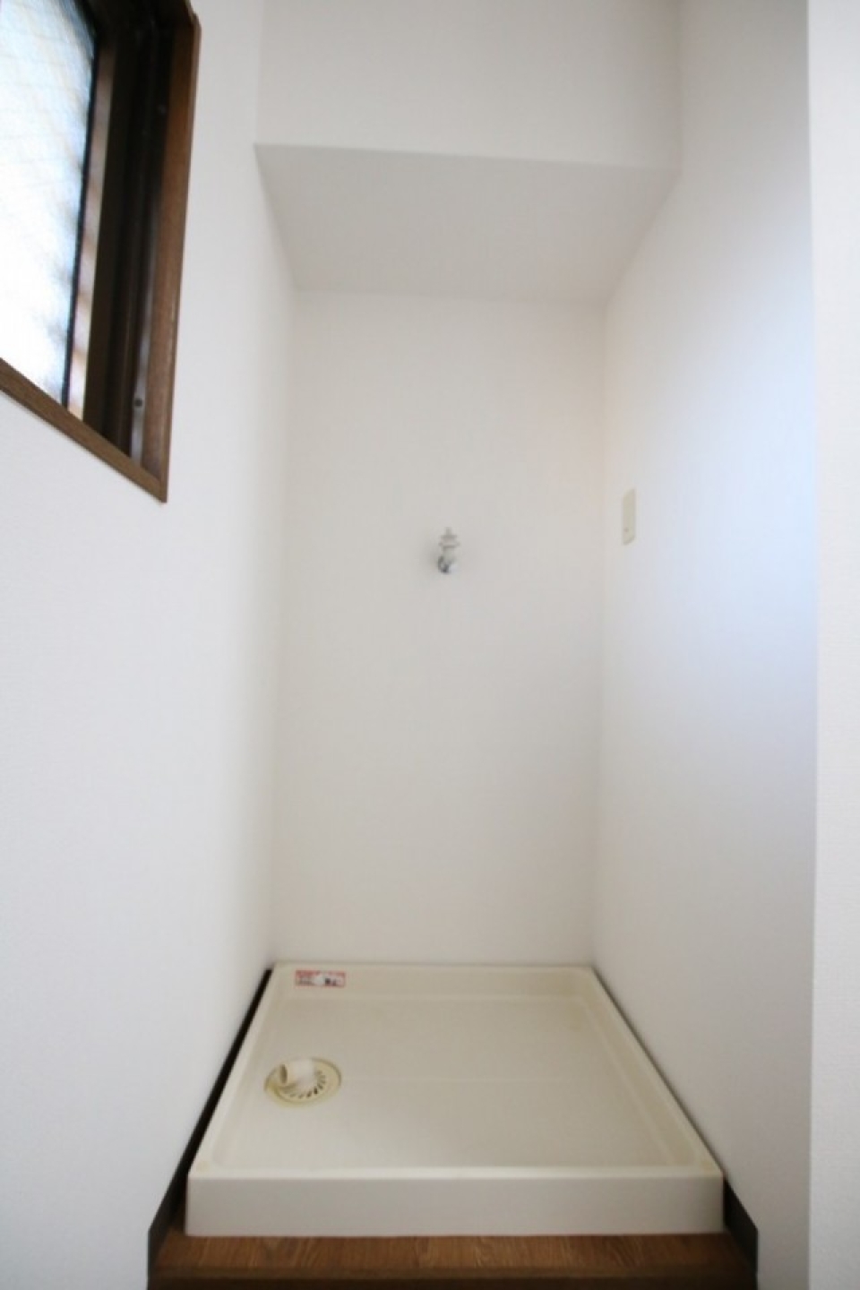 キッチンの横に洗濯置き場。DKは右上の窓一つ・・