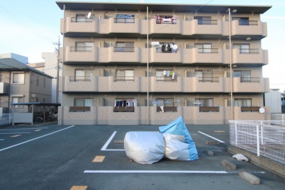 駅からは少々離れていますが駐車場は広々。