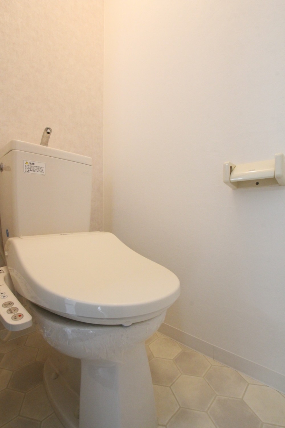 トイレはシャワートイレ付き。