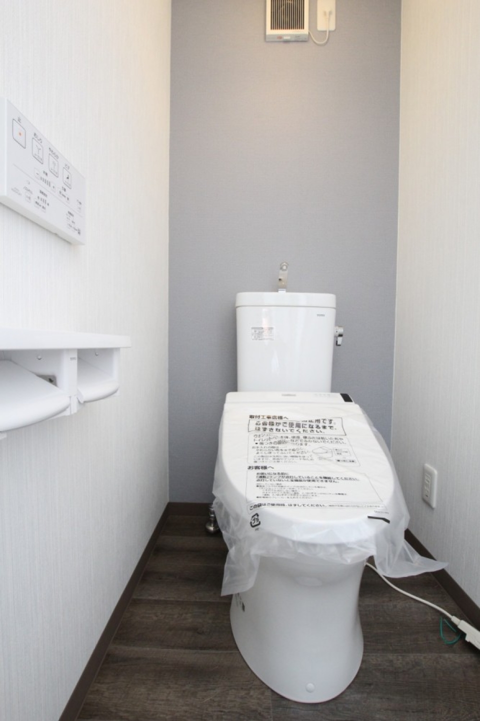 壁付けのシャワートイレでトイレもスッキリ。