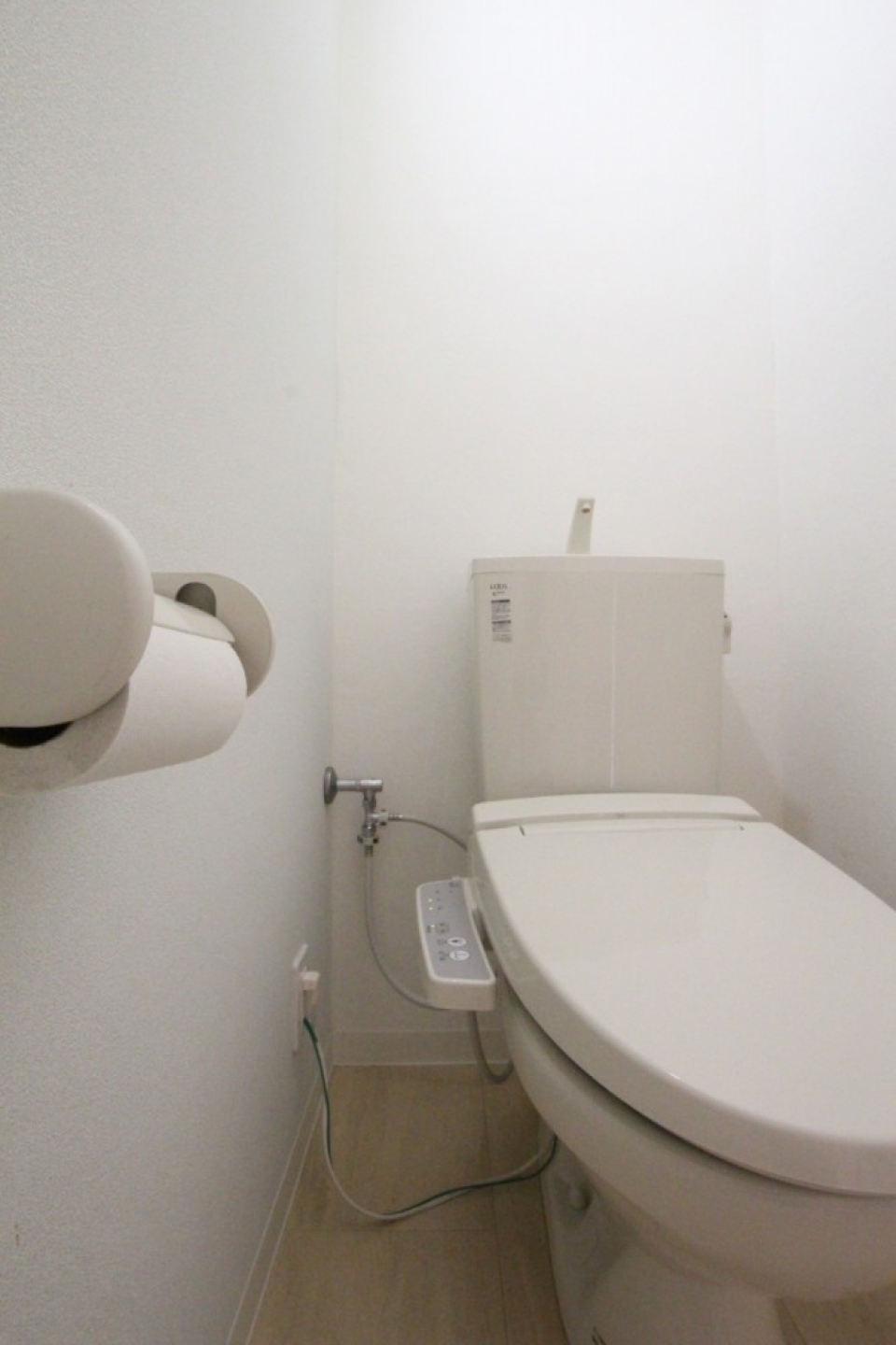 トイレにはシャワートイレまで付いている。