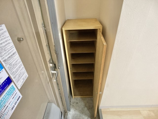 仕切り付きのシューズボックス付き