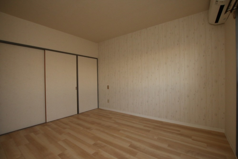 お部屋は白基調。エアコンも完備。