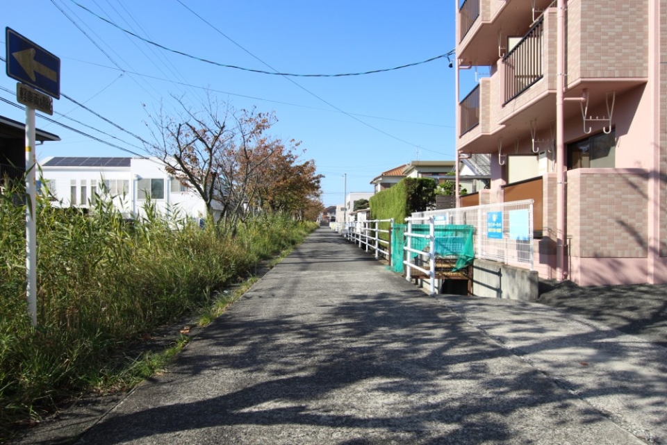 歩道？いやいやマンション前の道路。もちろん車は通れます（一方通行ですが・・）