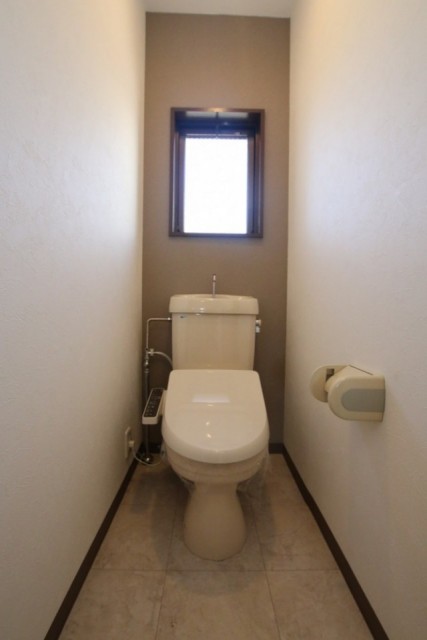 トイレはウォシュレット付き。ブラウンのリモコン！