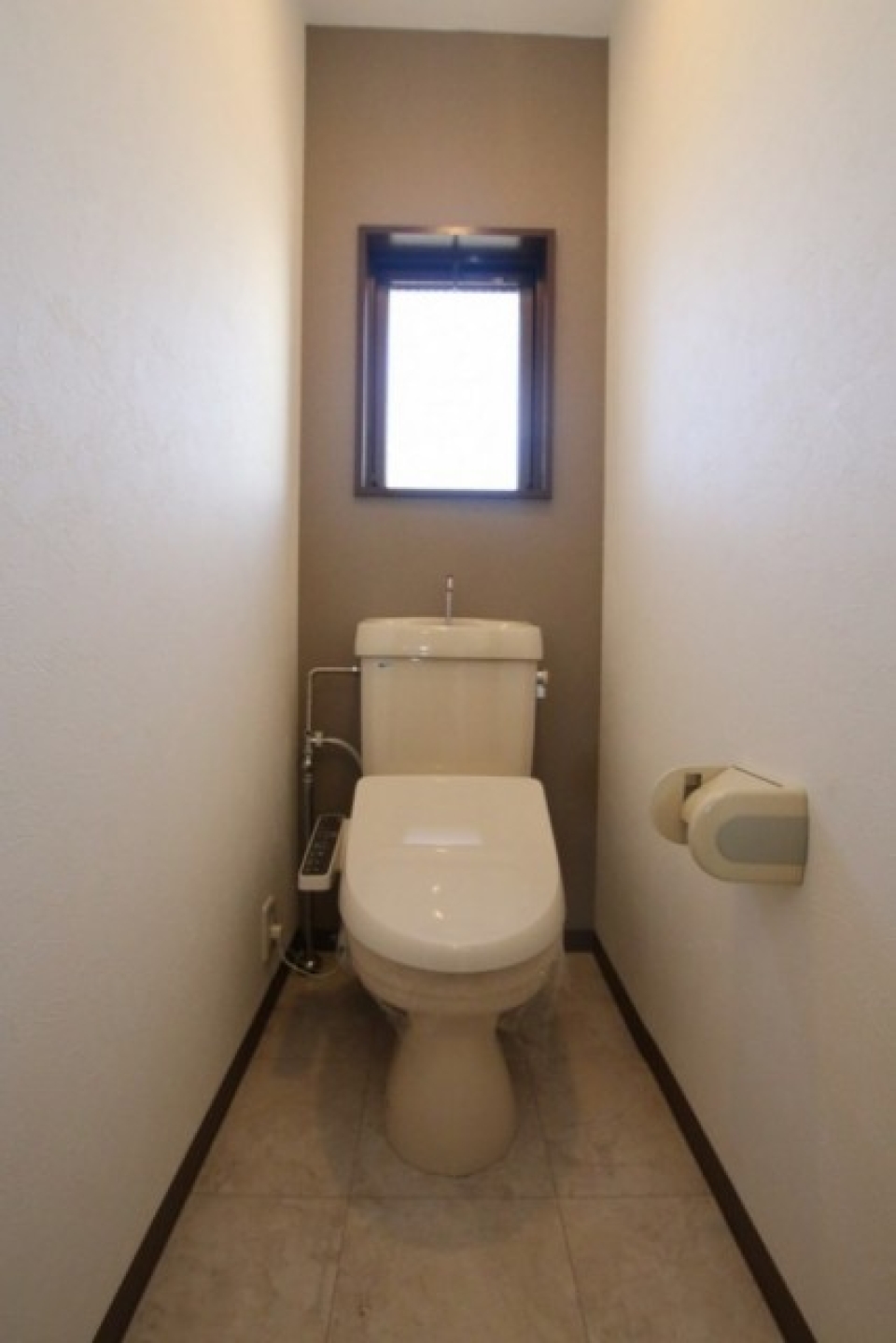 トイレはウォシュレット付き。ブラウンのリモコン！