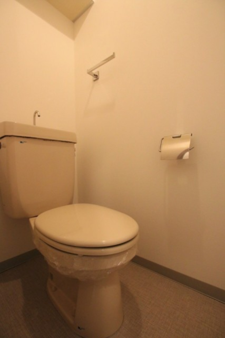 トイレはシンプル。収納棚付き。