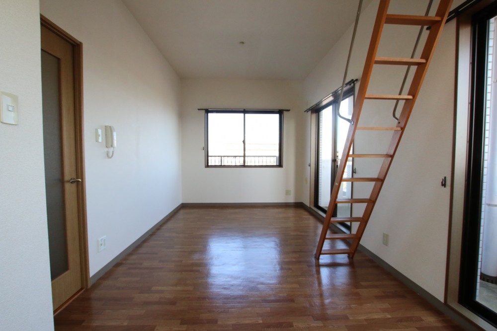 ロフトがありますが窓が３つあってお部屋は明るい。