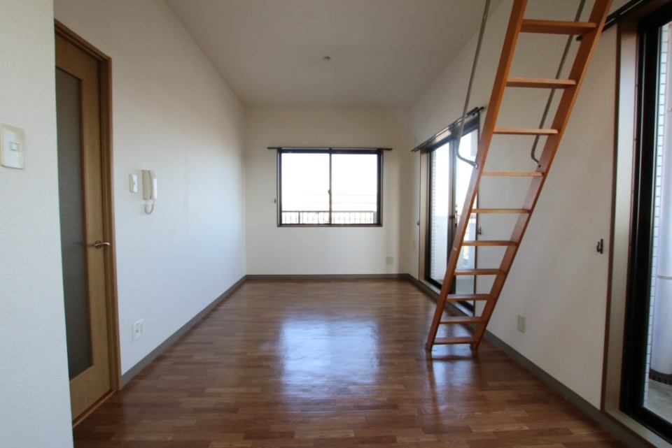 ロフトがありますが窓が３つあってお部屋は明るい。