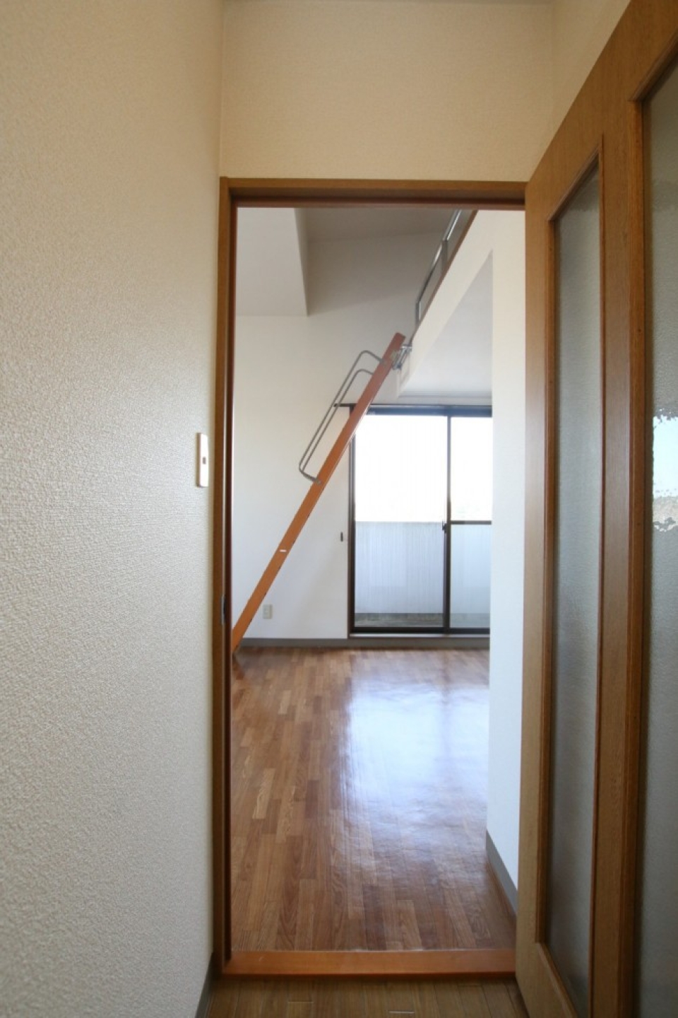 LDKに入ってすぐにめにつくロフトへのハシゴ。