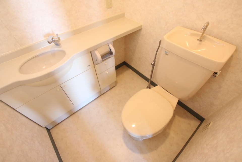 なんとトイレの中にも洗面台が！