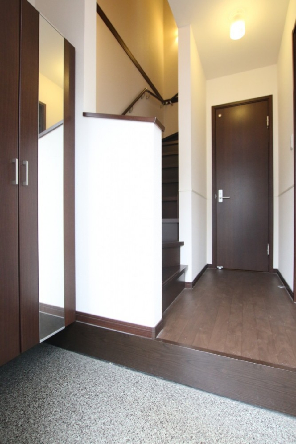玄関横から2階へ。奥のトビラがトイレです。