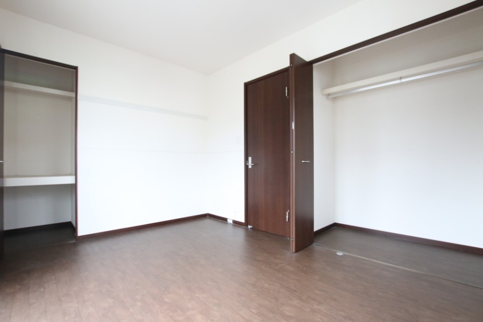 1部屋に収納が2カ所あるとは便利。