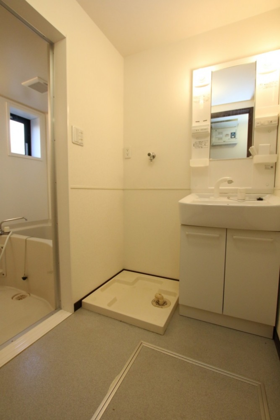 他のお部屋に比べて洗面所とお風呂は白で明るいイメージ。