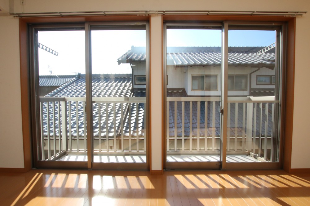 しかし、隣のお家の２階と目線が合う。