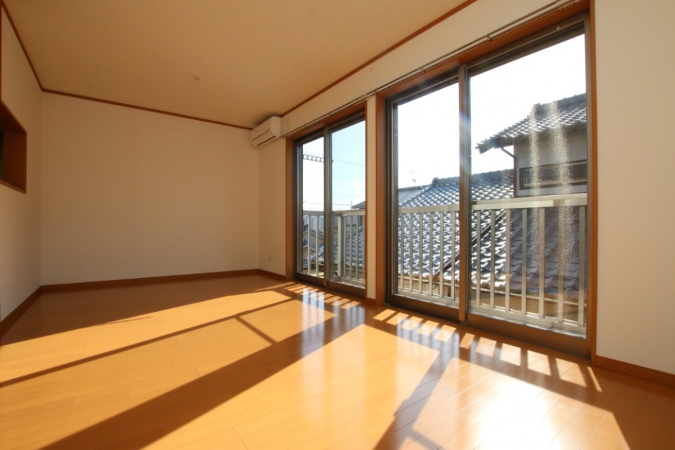 ２面の掃出し窓でお部屋は明るい。