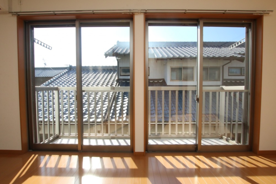 しかし、隣のお家の２階と目線が合う。