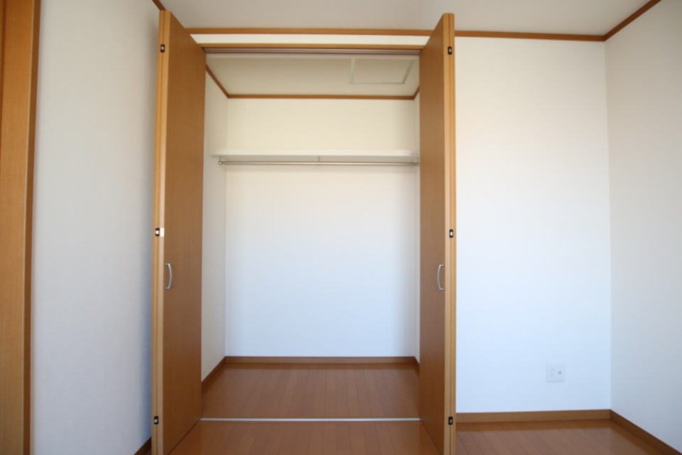 玄関側の収納は横が広い。