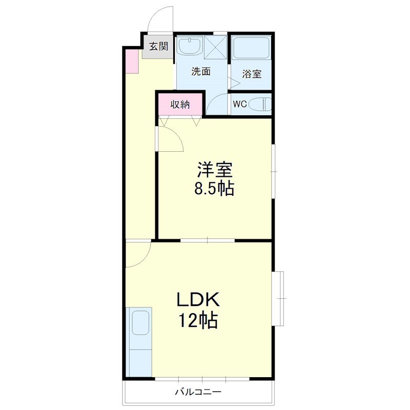 リビングの扉を開けるとキッチン。斬新な間取りです。
