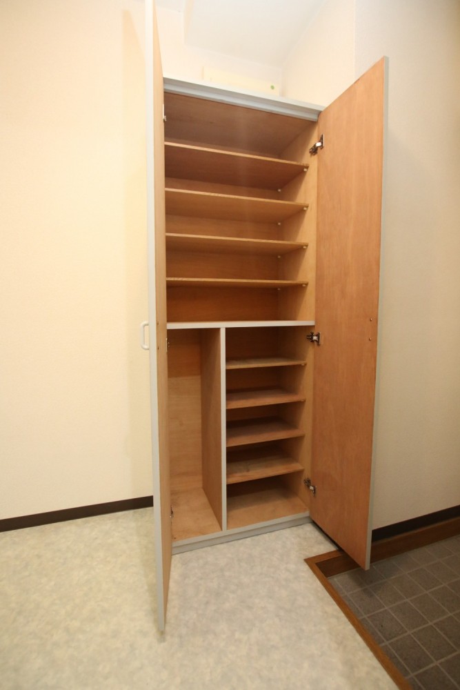 お部屋の割に大きなシューズBOX。