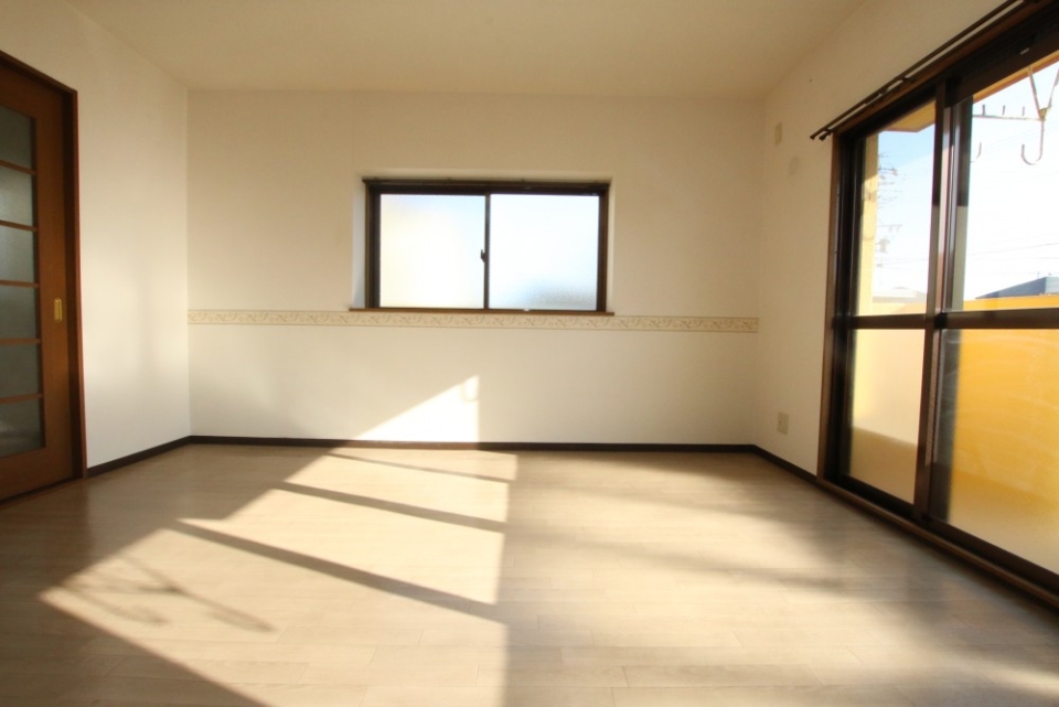 角部屋なので東側に腰窓一つ。