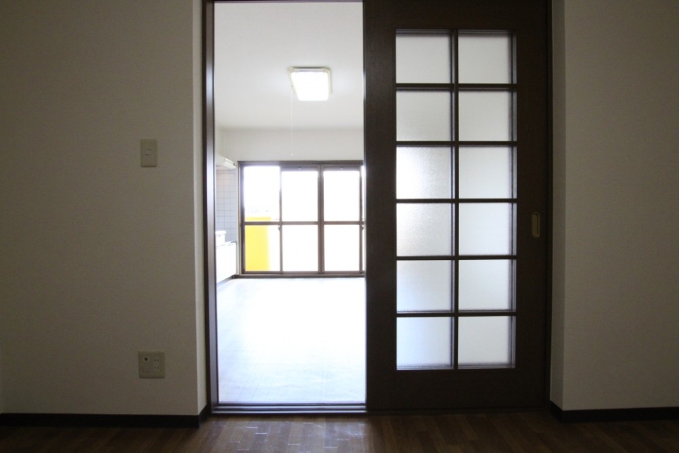 フロアの色合いが違う2つのお部屋。