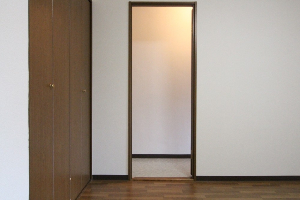 廊下側からの入口はちょいと狭い。