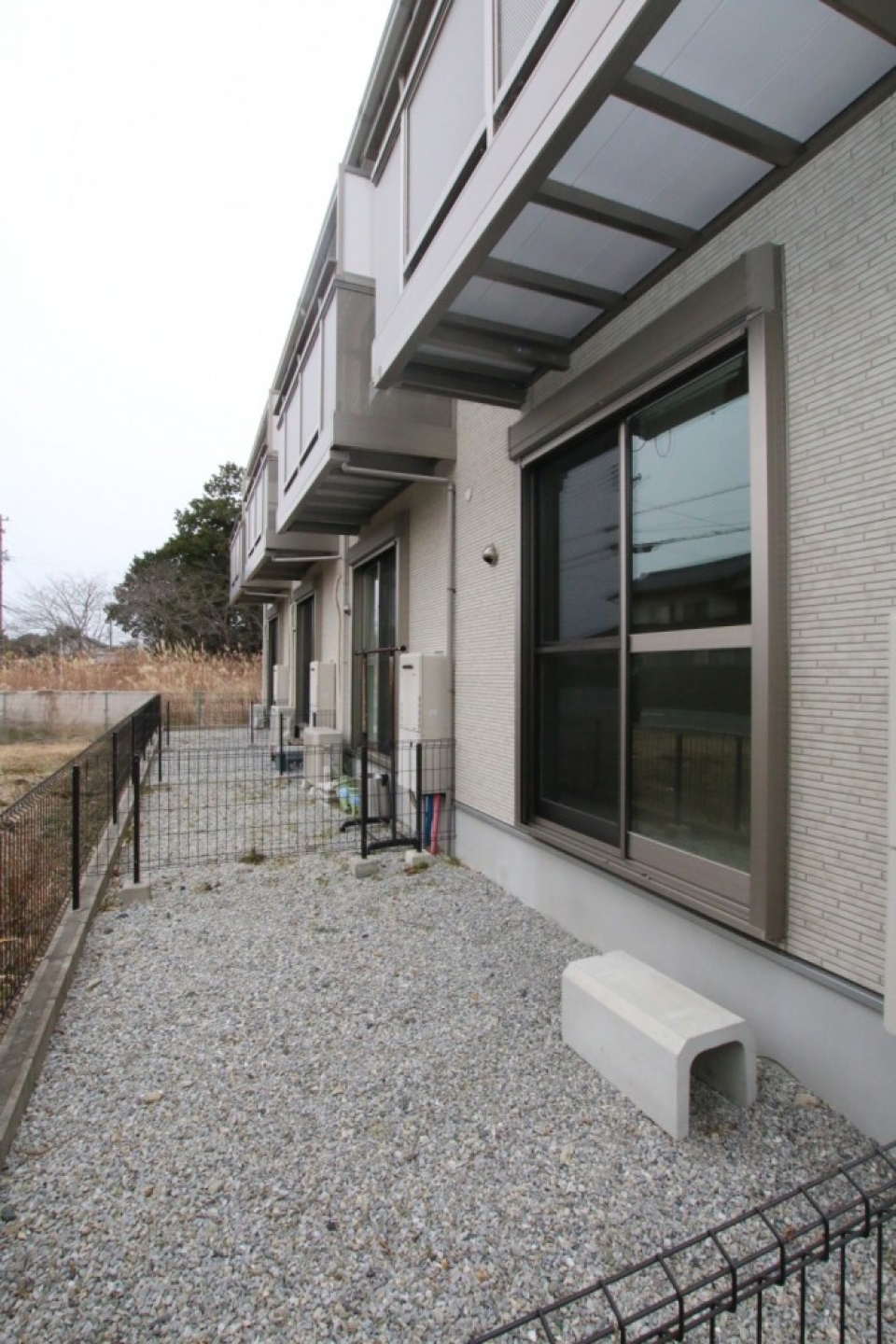 お庭の様子。お隣丸見え。