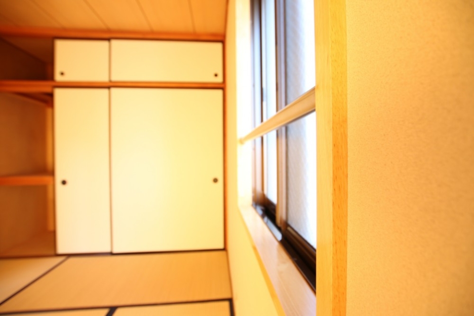 和室の窓の枠は木でできています。ぬくもりがあります。