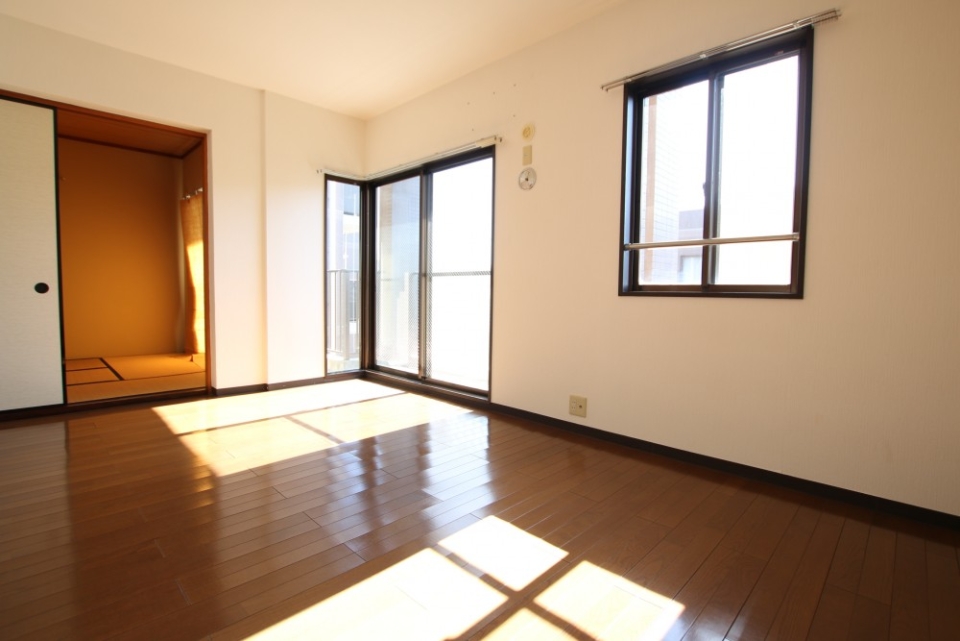窓がL字状に設置されているので、お部屋が明るい！