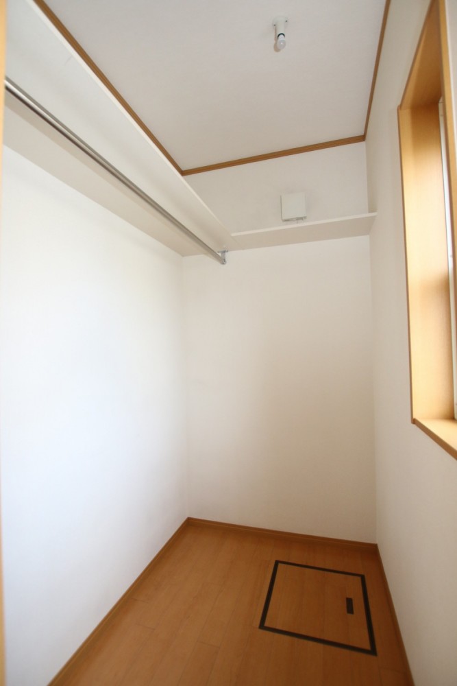 WIC内にも小窓があるので明るい。
