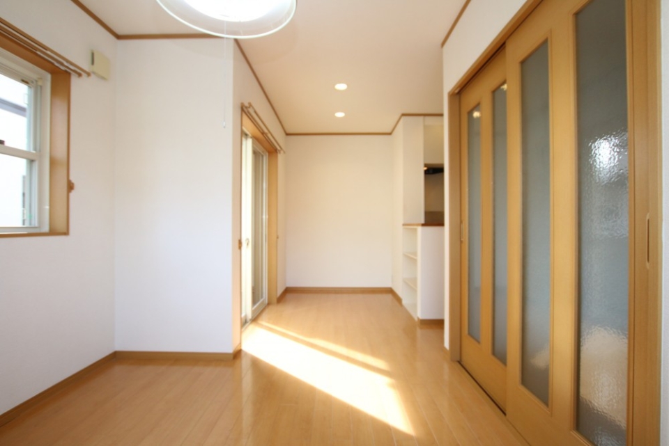 窓が多くて明るいお部屋。