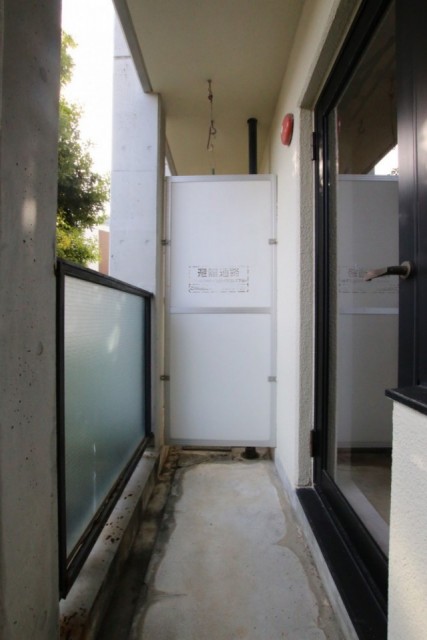 バルコニーの様子。物干し掛けがかなり古い。