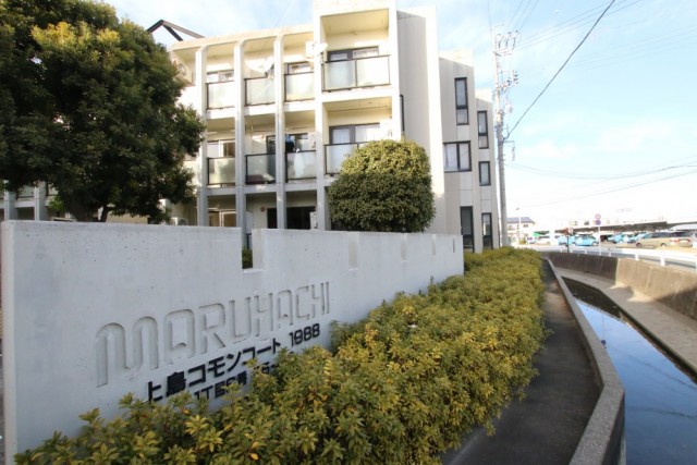 外観はおしゃれ。しかし敷地内も狭いです。