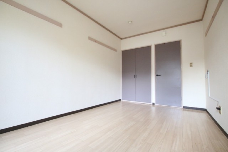 収納一つにハンガーなどが掛けられる長押が４つも。