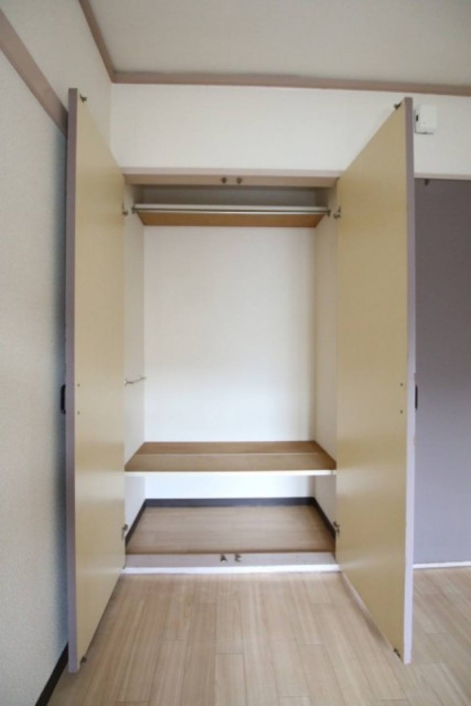 収納の奥行きは55cm、中板は27cm。